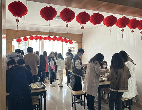 团团圆圆包饺子